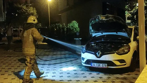 kadikoyde-park-halindeki-iki-otomobil-kundaklandi-1626727966459.jpeg Kadıköy'de park halindeki iki otomobil kundaklandı!-3
