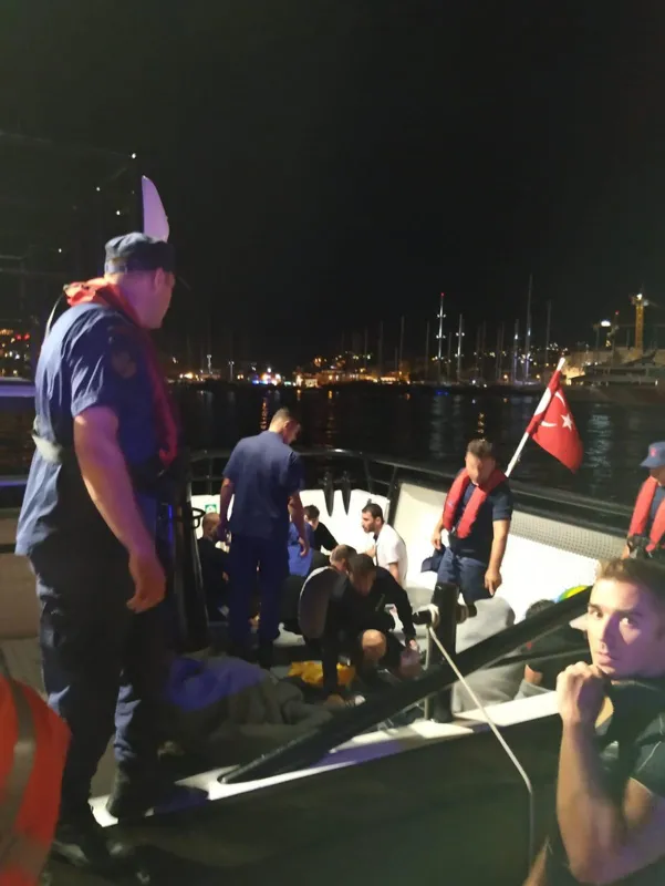 Ege denizinde can pazarı! Mülteci gemisi battı göçmenleri Türk askeri böyle kurtardı-4