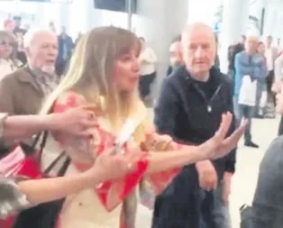 İstanbul Havalimanı’nda Funda Esenç, uçağı rötar yapınca görevliye hakaretler yağdırdı