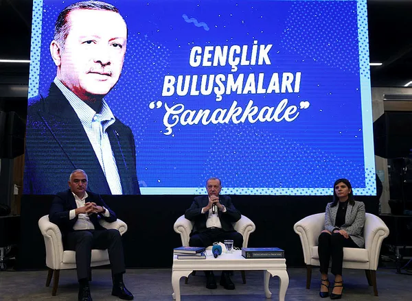 baskan-recep-tayyip-erdogan-canakkalede-genclerle-bir-araya-geldi-1636915478267.jpg