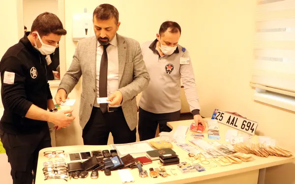 erzurum-sehir-hastanesinde-unutulanlar-sahiplerini-bekliyor-plaka-ve-kalp-pili-de-var-1645706050985.jpg Erzurum Şehir Hastanesi'nde unutulanlar sahiplerini bekliyor! Plaka ve kalp pili de var-5