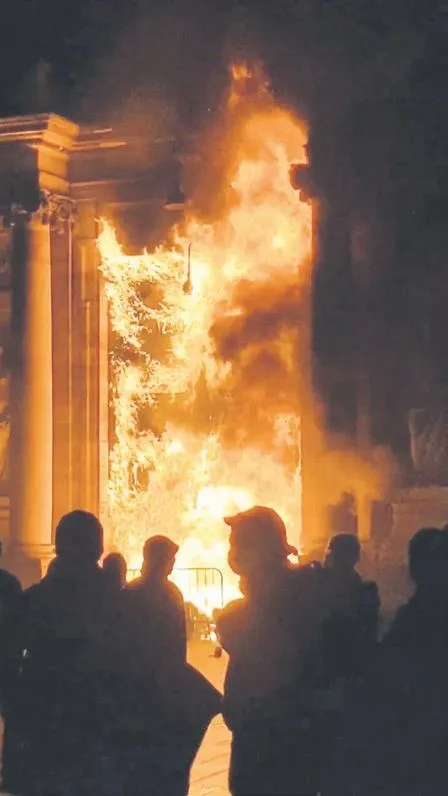 fransa-sokaklari-yanmaya-devam-ediyor-bordeaux-belediyesi-dahil-140-yer-atese-verildi-1679693339332.jpeg Fransa sokakları yanmaya devam ediyor! Bordeaux Belediyesi dahil 140 yer ateşe verildi-3