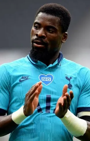 Galatasaray'dan sürpriz hamle! Sağ bek transferini bitirmek isteyen Aslan, Serge Aurier’in menajeriyle görüşecek