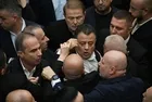Arnavutluk Meclisinde öğrenci eylemleri gerilimi: Muhalefet ve iktidar birbirine girdi! Sandalyeler havada uçuştu