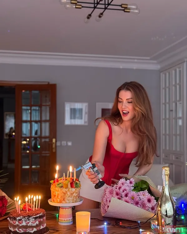 Burcu Özberk’ten sosyal medyayı sallayan doğum günü pozları! Kırmızılar içinde paylaştı! - 11