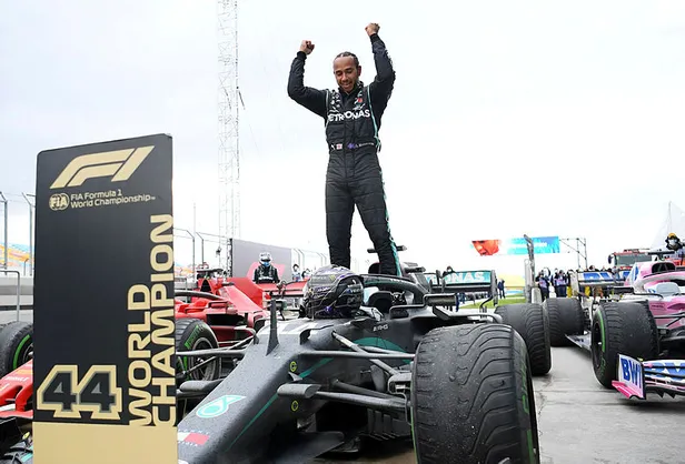 Formula 1 pilotu Lewis Hamilton'dan Türkçe paylaşım! 7 kez dünya şampiyonunun Türkiye Grand Prix'si tarzı çok konuşuldu-8