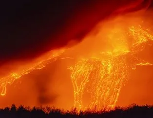 Etna Yanardağı lav püskürtmeye devam ediyor