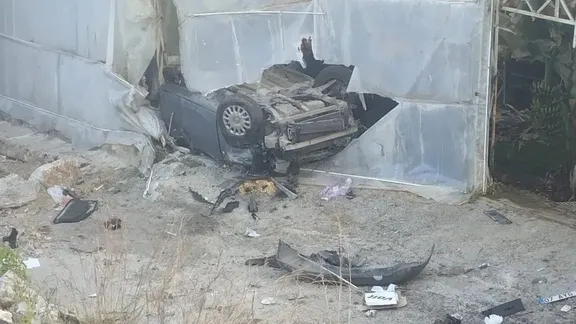 Alanya'da otomobil muz serasına devrildi: Sürücü hayatını kaybetti