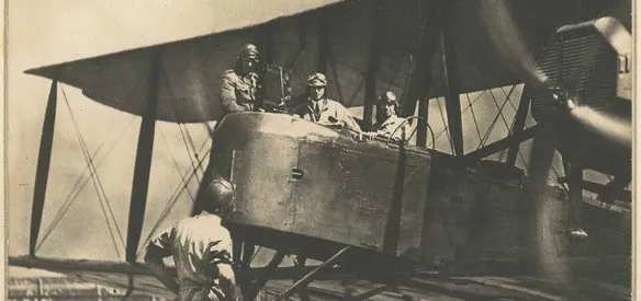 Kaptan Ross Smith, İngiltere'den Avustralya'ya uçan ilk insan oldu.