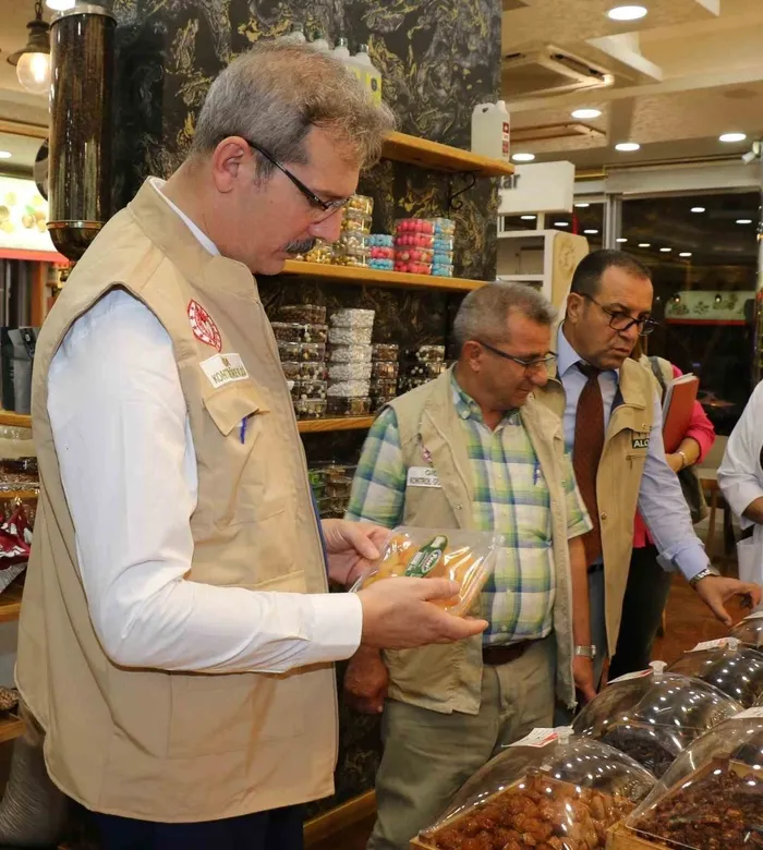 istanbulda-yilbasi-oncesi-gida-guvenligine-yonelik-denetim-142-milyon-lira-civarinda-idari-para-cezasi-uygulan-1703794806371.jpeg İstanbul'da yılbaşı öncesi gıda güvenliğine yönelik denetim: 142 milyon lira civarında idari para cezası uygulandı-5