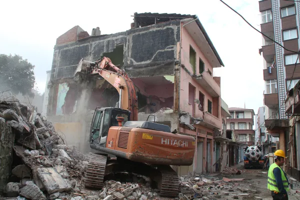 her-yil-birden-fazla-kisi-hayatini-kaybediyor-rizede-dere-yatagindaki-binalar-yikiliyor-1641801233176.jpg Her yıl birden fazla kişi hayatını kaybediyor! Rize'de dere yatağındaki binalar yıkılıyor-4