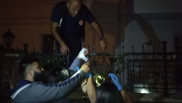 Eline saplanan korkuluk demiriyle hastaneye kaldırıldı-2