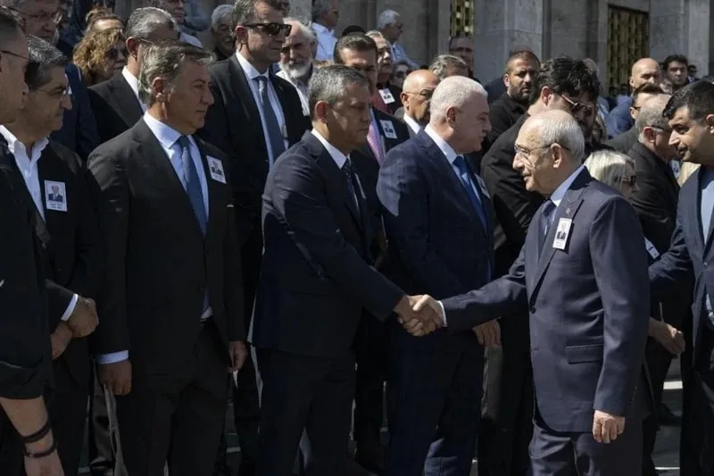 anitkabirde-soguk-ruzgar-kilicdaroglu-ile-ozgur-ozel-tokalasmadi-1793278846642.jpeg Anıtkabir’de Kılıçdaroğlu ile Özel arasında soğuk rüzgar! Bahçeli ile sohbet, Özel ile mesafe-5