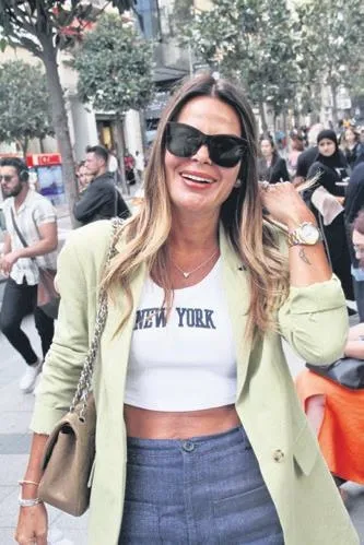 10-yildir-evli-olan-guven-kirac-baska-bir-kadinla-capkinlik-yaparken-yakalandi-saklambac-haberleri-1663875090534.jpeg 10 yıldır evli olan Güven Kıraç başka bir kadınla çapkınlık yaparken yakalandı! | Saklambaç haberleri-2