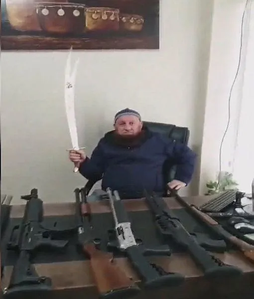 sosyal-medyada-kilic-ve-silahli-goruntuler-paylasan-ahmet-sivri-gozaltina-alindi-1658839647340.jpeg Sosyal medyada kılıç ve silahlı görüntüler paylaşan Ahmet Sivri gözaltına alındı!-2