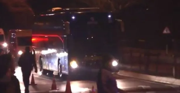 Ali Koç ve Ersun Yanal’a büyük tepki! Fenerbahçeli taraftarlar Samandıra’da takım otobüsüne saldırdı