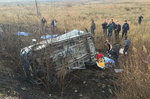 Manisa'da can pazarı! Minibüs şarampole uçtu