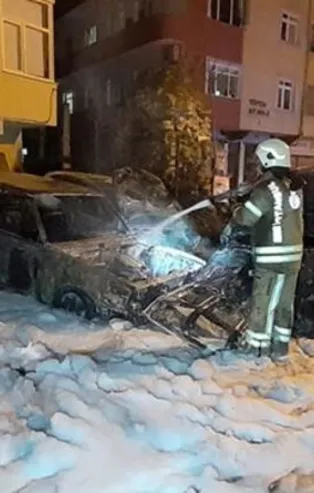 İstanbul Fatih'te 9 otomobil kundaklandı!
