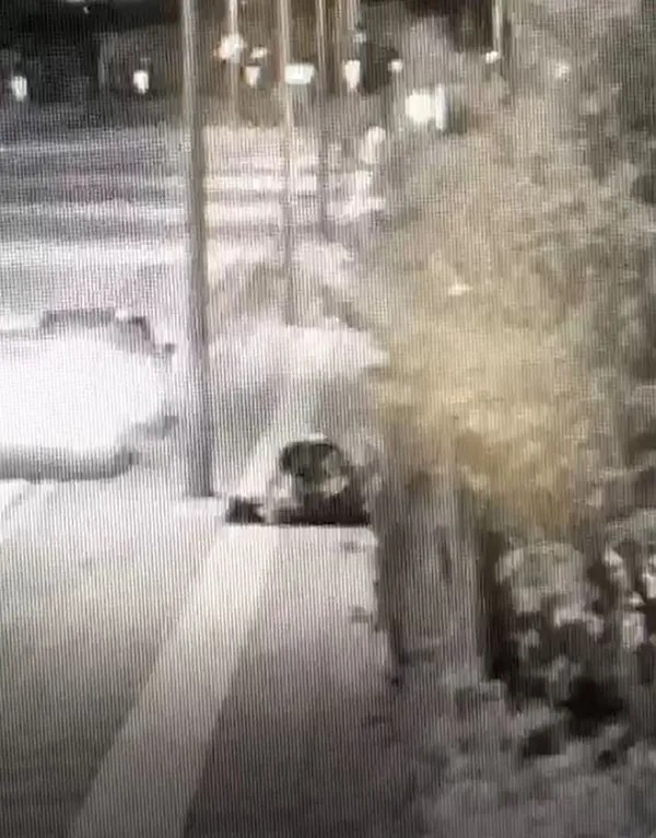 ankarada-24-yasindaki-universite-ogrencisi-aydan-d-eski-erkek-arkadasi-tarafindan-sokak-ortasinda-darbedildi-b-1665064192991.jpg Ankara'da 24 yaşındaki üniversite öğrencisi Aydan D. eski erkek arkadaşı tarafından sokak ortasında darbedildi! 'Beni öldüreceğini söyledi'-2