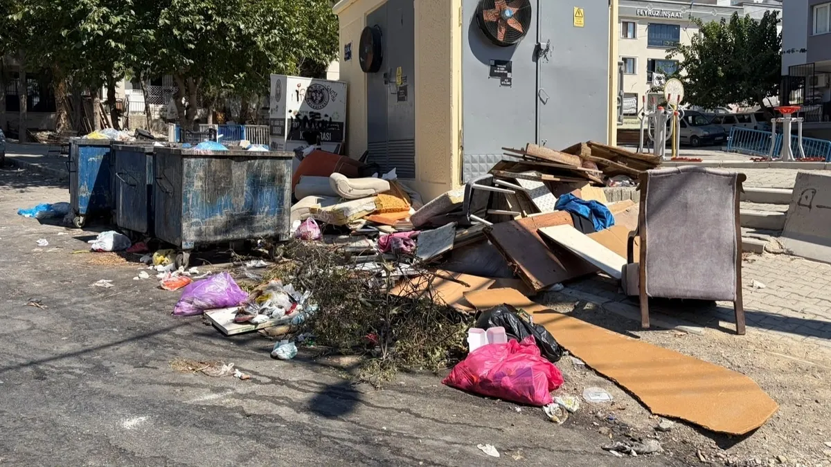 Buca'da başkan değişti, çöp çilesi bitmedi: Vatandaşlardan CHP'li belediyeye protesto