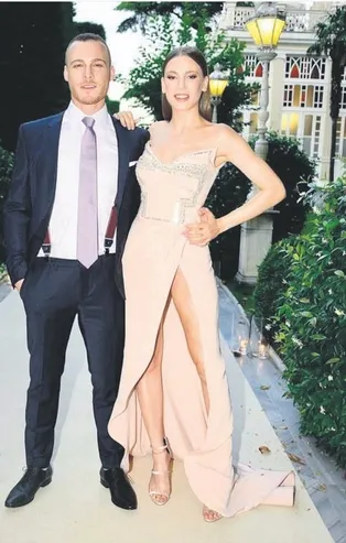 Serenay Sarıkaya, Kerem Bürsin ile ilgili soruları yanıtsız bıraktı