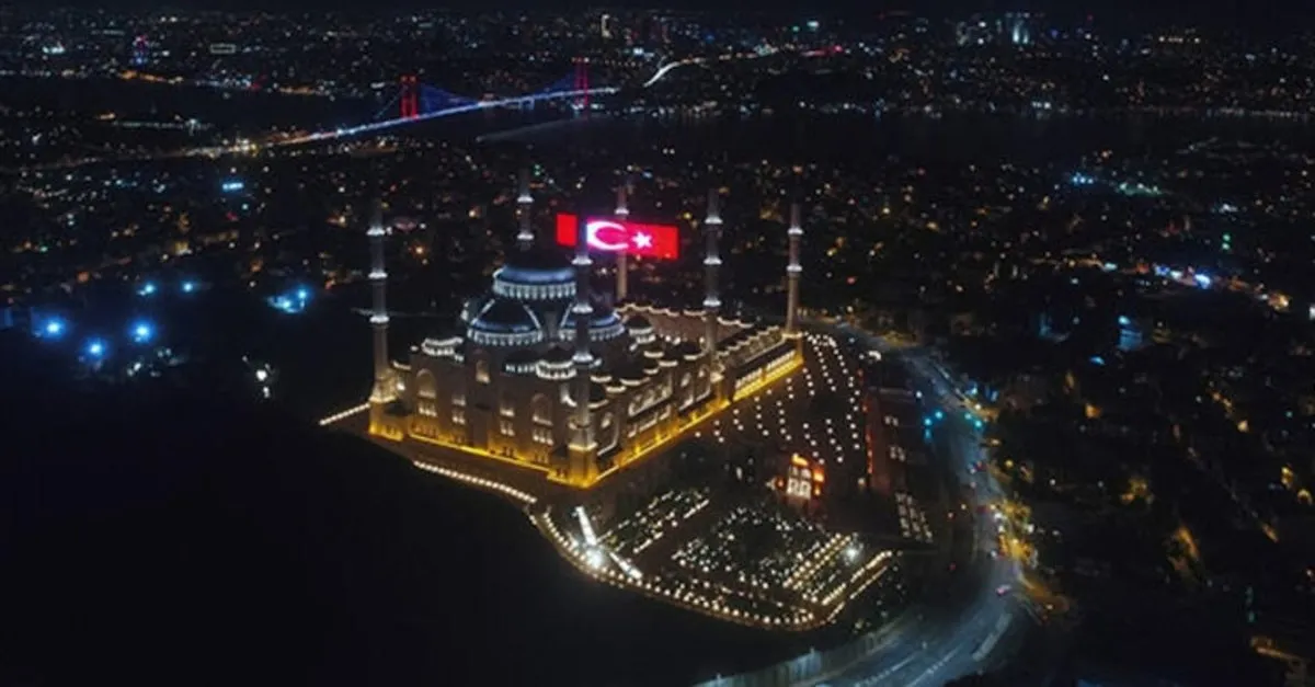Camlica Camii Nde 15 Temmuz A Ozel Dev Led Turk Bayragi Takvim