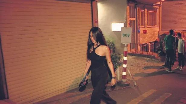 sosyetik-bennu-geredenin-oglu-dilan-sevgilisiyle-goruntu-vermemek-icin-bakin-ne-yapti-cicekcilere-500-tl-verip-1659212427463.jpeg Bennu Gerede'nin oğlu Dilan sevgilisi Laura Shakimova ile görüntü vermemek için kırk takla attı! Çiçekçilere 500 TL verip...-2