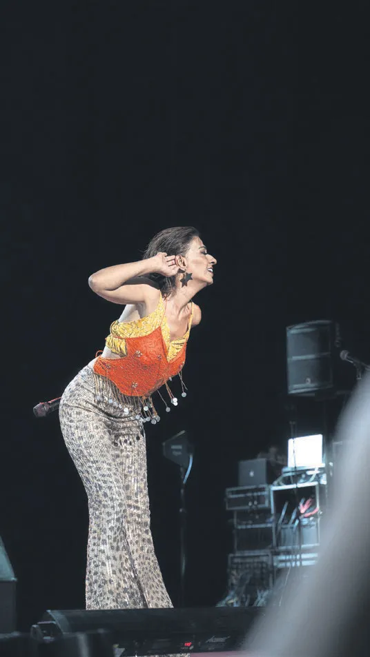 yildiz-tilbe-harbiye-konserinde-firtina-gibi-esti-konser-alanini-tika-basa-doldurdu-hem-costu-hem-costurdu-1629322574915.jpg Yıldız Tilbe Harbiye konserinde fırtına gibi esti! Konser alanını tıka basa doldurdu hem coştu hem coşturdu-1