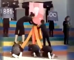 Atatürkü anma töreninde büyük skandal! Öğrencileri Atatürk posterine secde ettirdiler