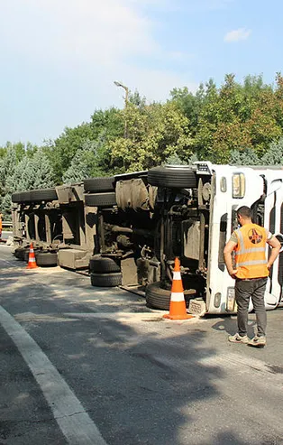 TEM bağlantı yolunda tır devrildi: 1 yaralı