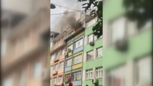 Fatih’te 4 katlı binada korkutan yangın: Demans hastası kadın yaralandı-3