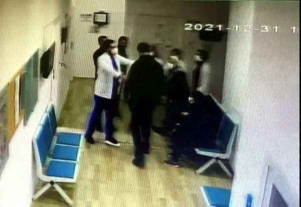 asi-olmak-isteyen-ailenin-erkek-uyesi-ogle-paydosundayim-diyen-doktoru-tekmeleyip-yumrukladi-1641020698631.jpg Aşı olmak isteyen ailenin erkek üyesi, "Öğle paydosundayım" diyen doktoru tekmeleyip yumrukladı-6