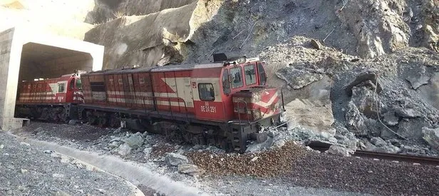 Heyelan nedeniyle yük treni raydan çıktı