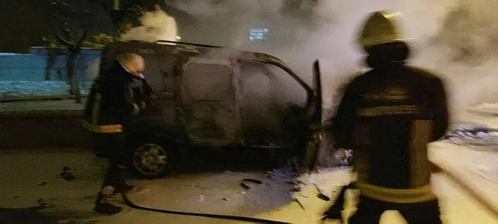 vanda-korku-dolu-anlar-seyir-halindeki-kamyonet-alev-alev-yandi-1700726151591.jpeg Van'da korku dolu anlar: Seyir halindeki kamyonet alev alev yandı-1