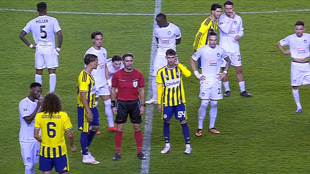 Fenerbahçe'nin hazırlık maçında kırmızı kart krizi oyuncu değişikliğiyle son buldu