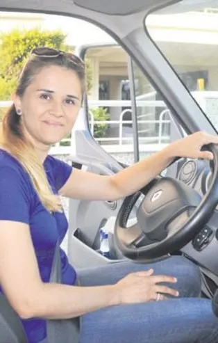 Patronunun şakası üzerine minibüs kullanmayı öğrendi, şimdilerde öğrenci taşıyor!
