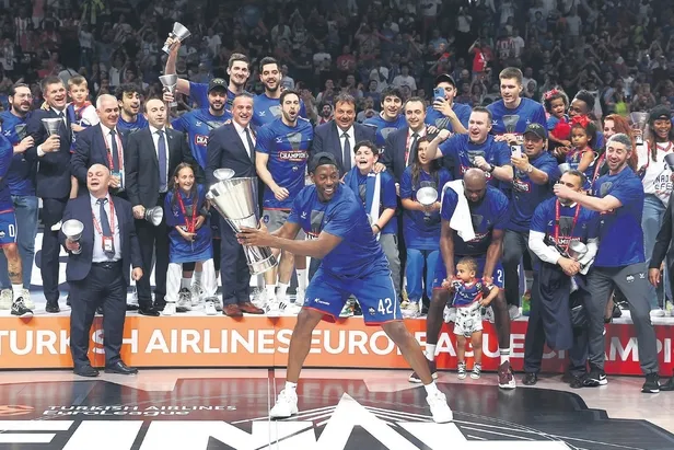 euroleaguede-ust-uste-ikinci-kez-sampiyonluk-sevinci-yasayan-ergin-ataman-kupalara-doymuyor-1653259561691.jpeg