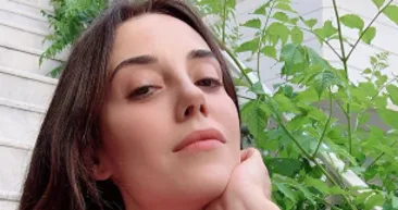 Cansu Dere saten elbisesi ile hayran bıraktı