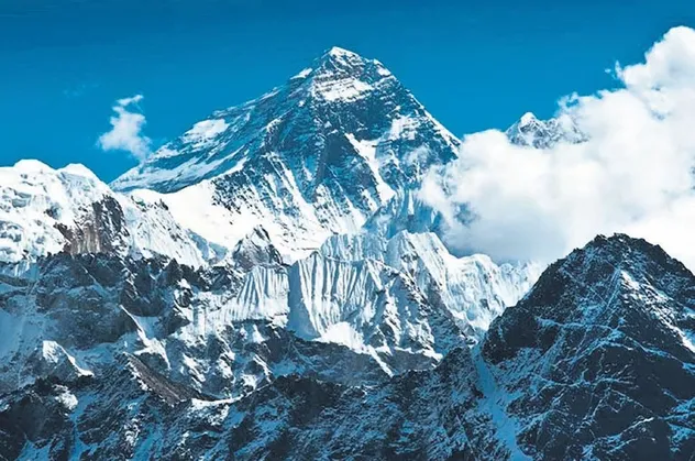 Everest’e tırmanan en yaşlı erkek ve en hızlı çıkan kadın dağcılar, zirveden inmeyi başardı