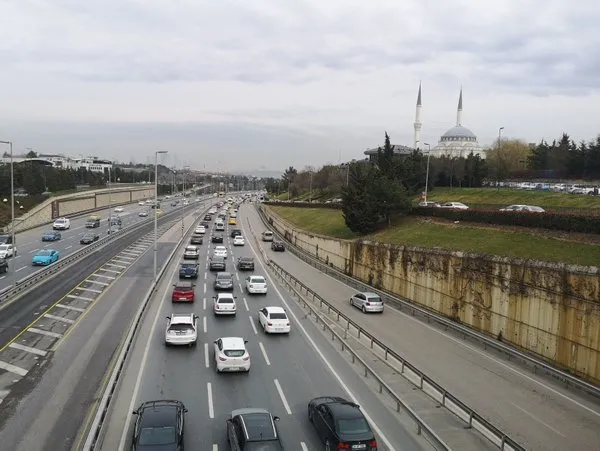 son-dakika-istanbul-trafik-durumu-kisitlama-kalkti-trafik-yogunlugu-yuzde-70e-dayandi-1615030957140.jpg