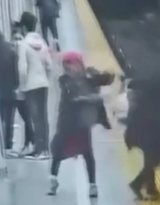 kanadada-soke-eden-olay-metro-bekleyen-kadini-raylara-itti-1650407701075.jpg
