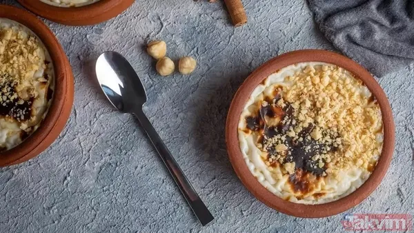 Pirinç Sütle Özdeşleşmeye Başlayınca Toz Şekeri Ekleyin. Şeker Tamamen Eriyene Kadar Sürekli Karıştırın. Ardından Vanilini İlave Ederek Hoş Bir Aroma...