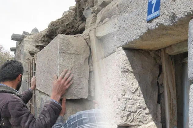 Yılın en büyük keşfi! 3 bin 300 yıllık yazıtı kapı basamağı olarak kullanılmış!