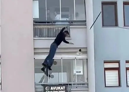 ankarada-sok-goruntu-balkona-cikip-bas-asagi-sarkan-sahis-yere-cakildi-1737466286793.jpeg Ankara'da balkondan sarkan bir şahıs yere çakıldı (Fotoğraf: DHA)