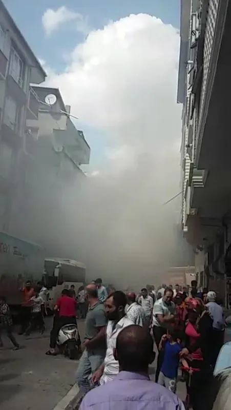 Son dakika: Esenyurt’ta iki gün önce boşaltılan riskli binada yangın-2