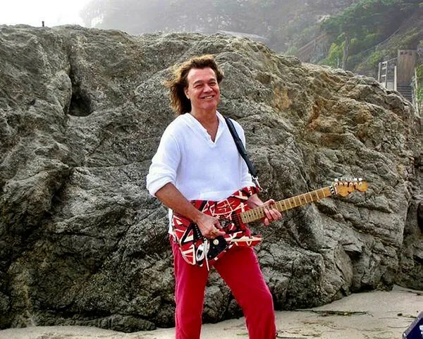 unlu-gitarist-eddie-van-halen-65-yasinda-girtlak-kanserine-yenik-dustu-1602015786272.jpg Ünlü gitarist Eddie Van Halen, 65 yaşında gırtlak kanseri nedeniyle hayatını kaybetti-2