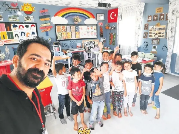 Öğretmen Hasan Kartal, öğrencilerine sadece okuma-yazma değil sebze yetiştirmeyi de öğretti-1