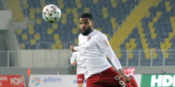 aaron-boupendza-istanbul-icin-rusyayi-reddetti-hedefinde-galatasaray-ya-da-fenerbahce-var-1614258996976.jpg Aaron Boupendza İstanbul için Rusya'yı reddetti! Hedefinde Galatasaray ya da Fenerbahçe var-4