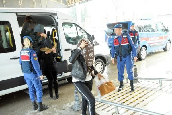 Son dakika: Yalova'da fuhuş baskını! 16 kadın ve 14 erkek yakalandı!-3