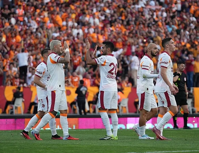 Lider Konya önünde